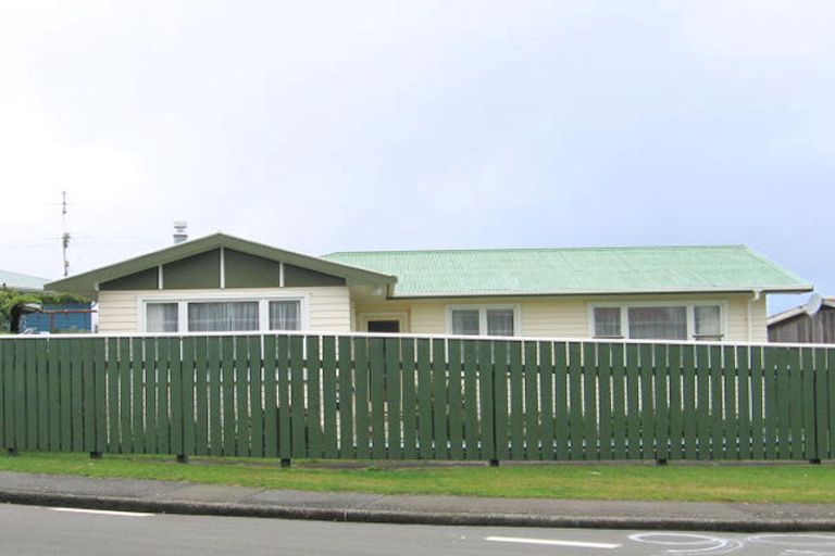 Photo of property in 38 Bellringer Crescent, Newlands, Wellington, 6037