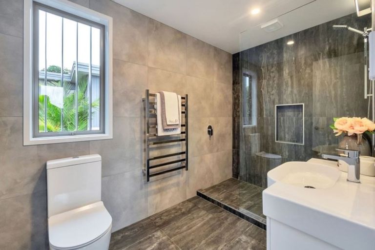 Photo of property in 1a Lyons Avenue, Murrays Bay, Auckland, 0630