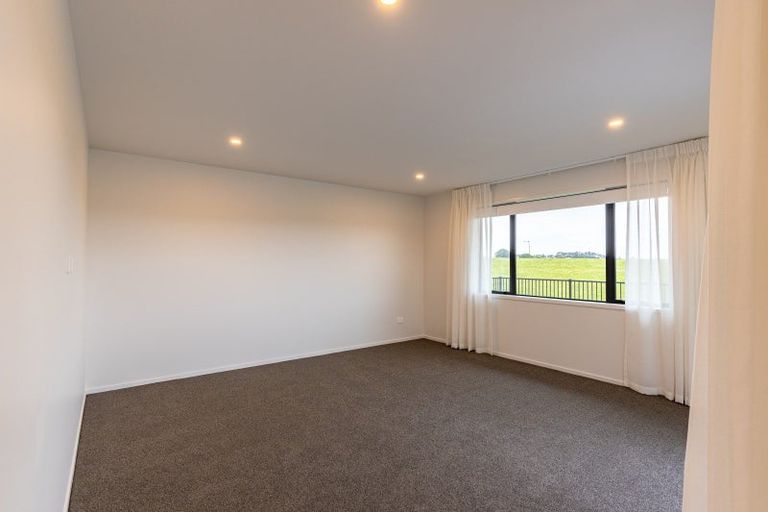 Photo of property in 112 Kaurinui Crescent, One Tree Point, 0118