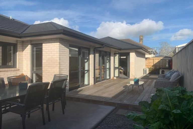 Photo of property in 25b Karaka Street, Merrilands, New Plymouth, 4312