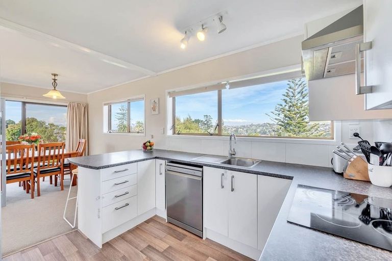 Photo of property in 1/2a Carlisle Road, Browns Bay, Auckland, 0630