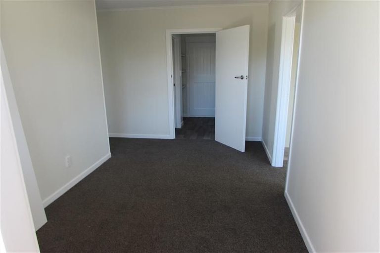 Photo of property in 98 Tirimoana Road, Te Atatu South, Auckland, 0602