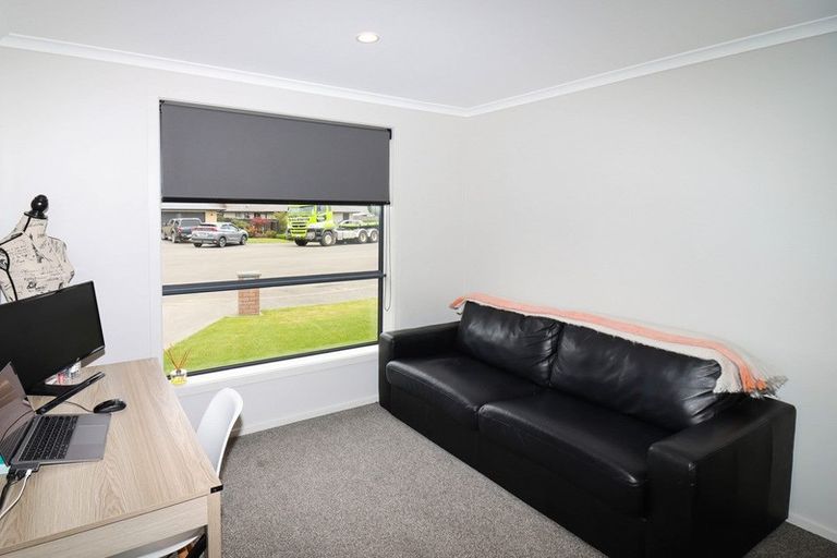 Photo of property in 5 Angus Place, Carterton, 5713
