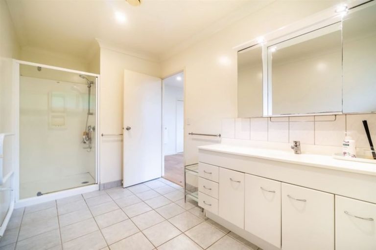 Photo of property in 32 Woodridge Avenue, Northcross, Auckland, 0630