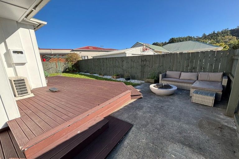 Photo of property in 18 Young Grove, Stokes Valley, Lower Hutt, 5019