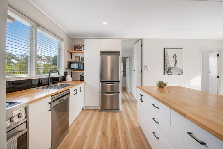 Photo of property in 5 Maori Hut Road, Red Beach, 0932