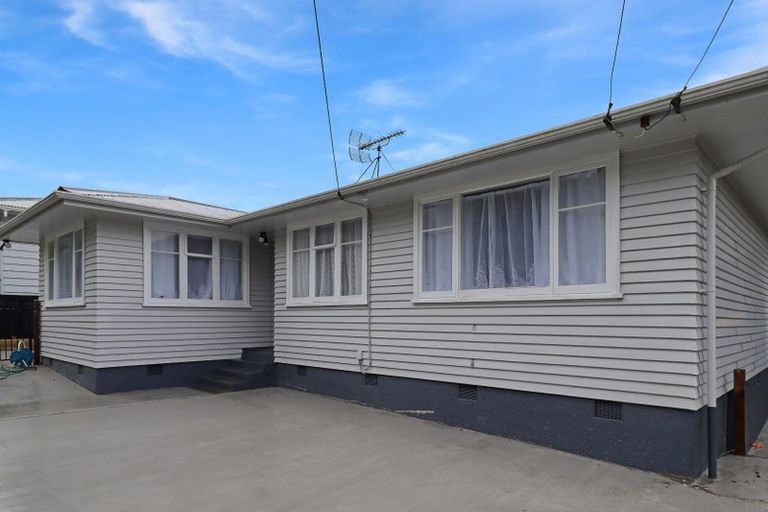 Photo of property in 22 Victory Crescent, Tawa, Wellington, 5028