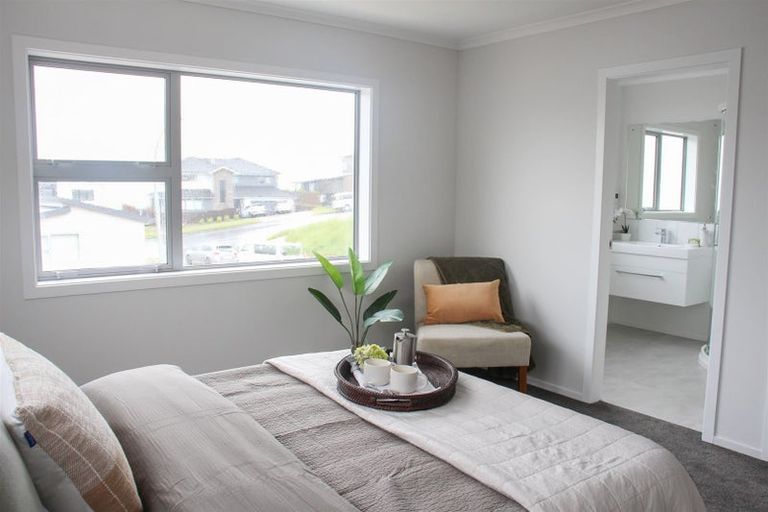 Photo of property in 9 Stockport Grove, Churton Park, 6037