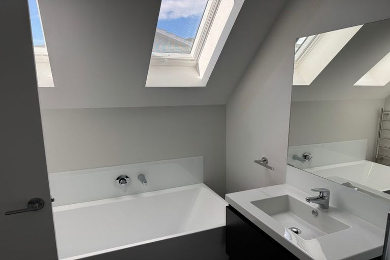 Photo of property in 91c Whites Line East, Waiwhetu, Lower Hutt, 5010