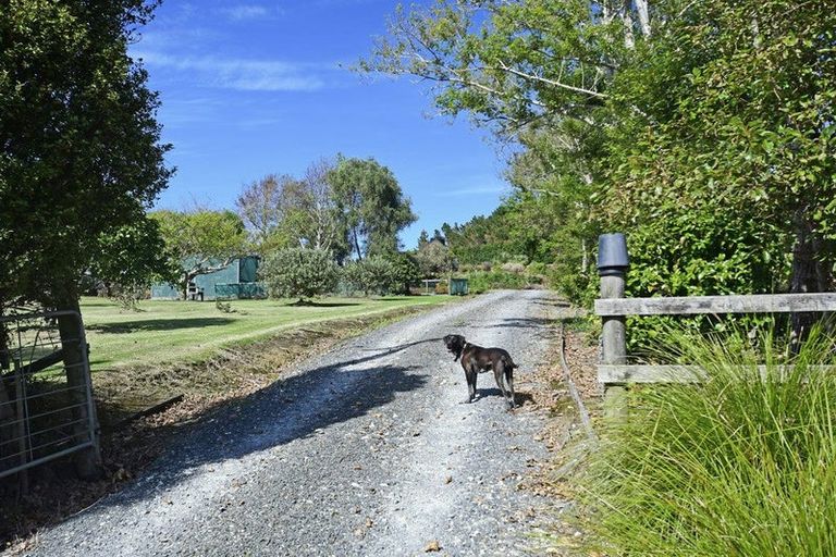 Photo of property in 18 Old School Road, Leigh, 0985