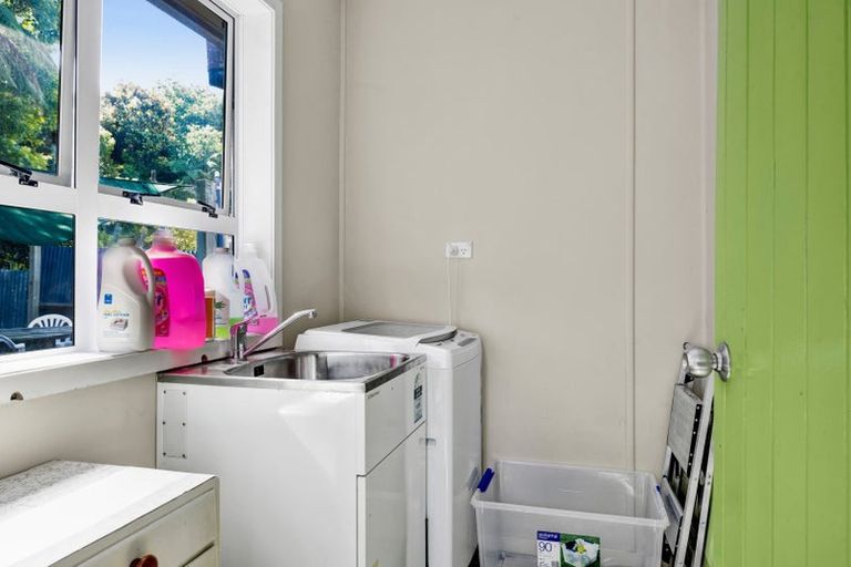 Photo of property in 27 Seaview Road, Marfell, New Plymouth, 4310