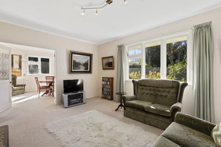 Photo of property in 10 Pukatea Street, Eastbourne, Lower Hutt, 5013