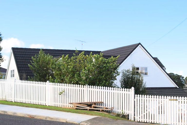 Photo of property in 42 Montgomery Crescent, Cockle Bay, Auckland, 2014