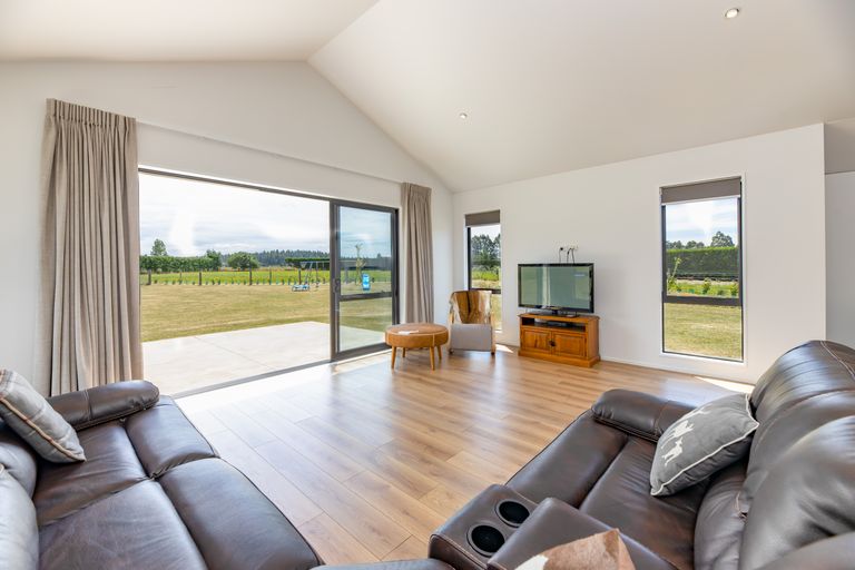 Photo of property in 32 Cridges Road, Darfield, 7510