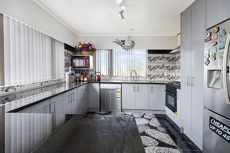 Photo of property in 4184 Great North Road, Glendene, Auckland, 0602