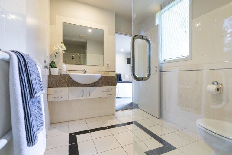 Photo of property in 1/166 Mokoia Road, Chatswood, Auckland, 0626