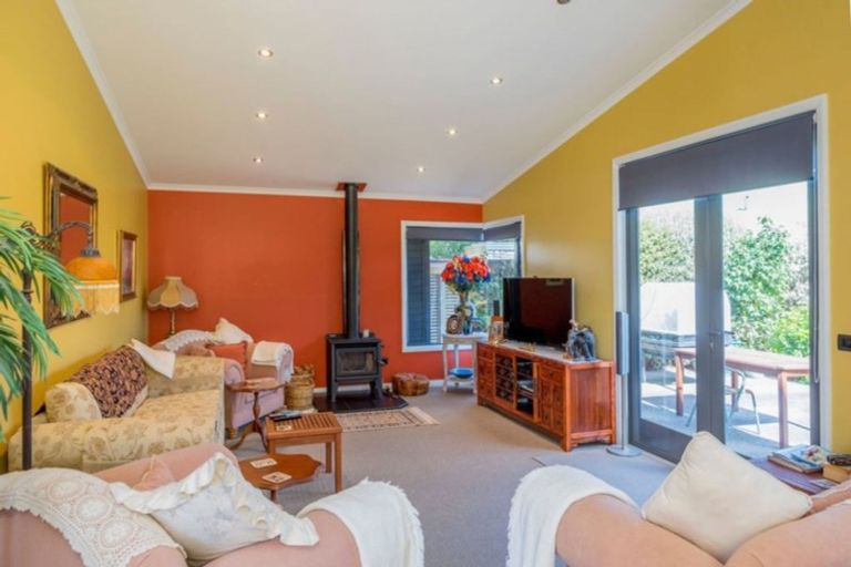 Photo of property in 8a Queenwood Road, Levin, 5510