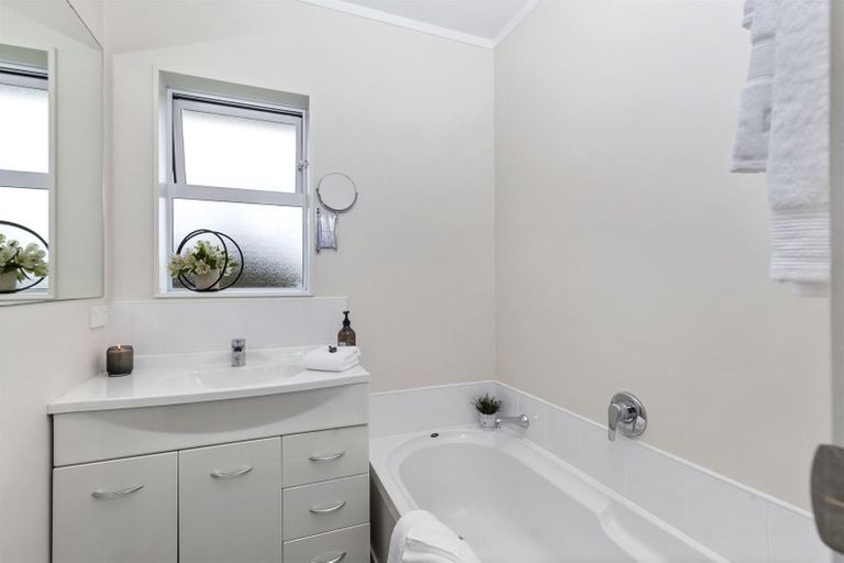 Photo of property in 2/40 Coronation Road, Hillcrest, Auckland, 0627