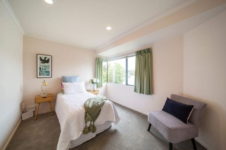 Photo of property in 2 Taylor Place, Merrilands, New Plymouth, 4312