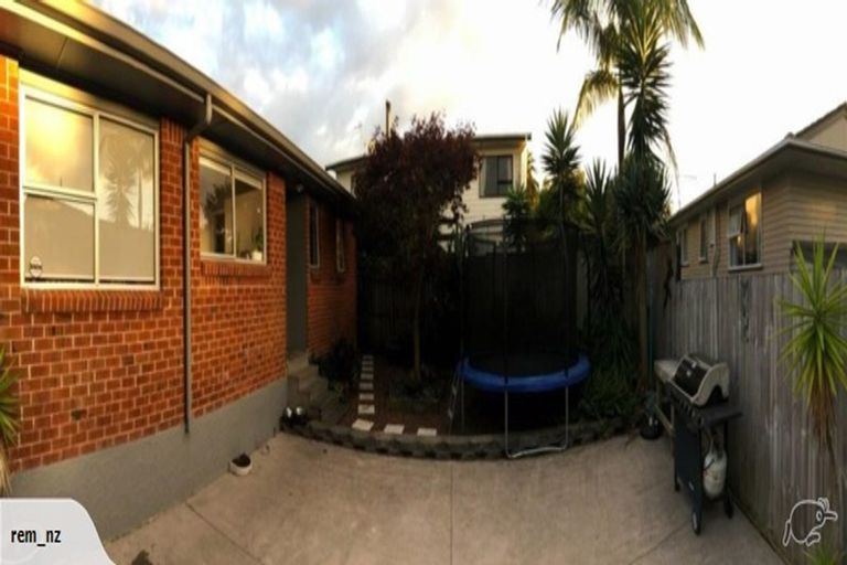 Photo of property in 8 Halcombe Place, Green Bay, Auckland, 0604