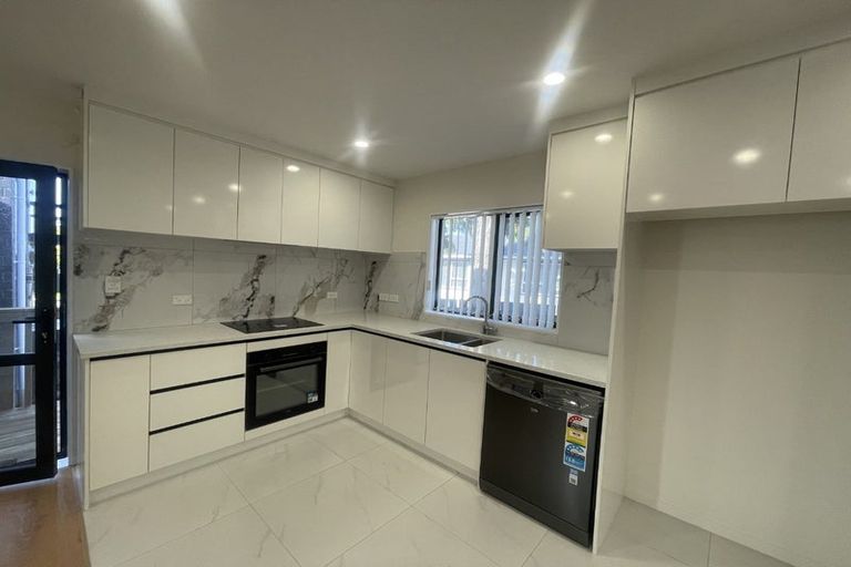 Photo of property in 16 Blue Way, Glendene, Auckland, 0602