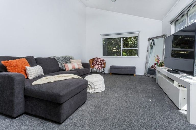 Photo of property in 11 Beaudine Avenue, Glenfield, Auckland, 0629