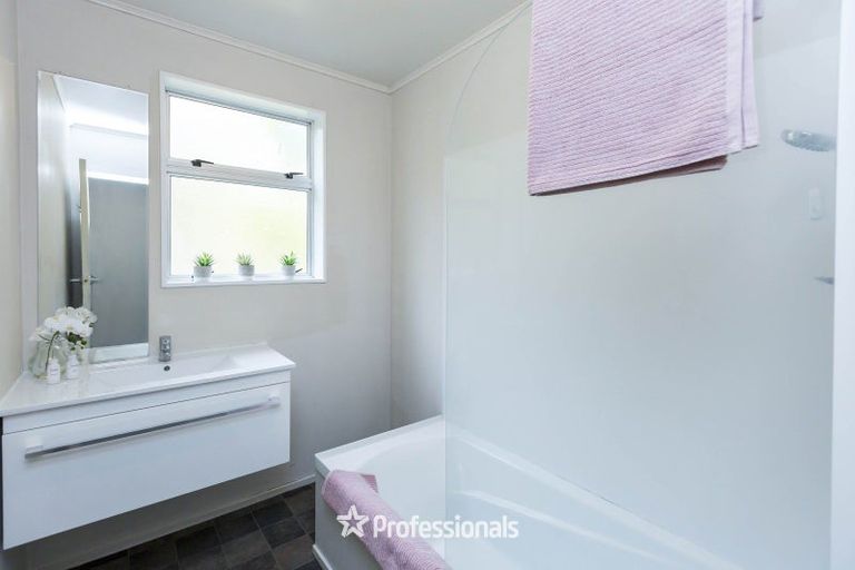 Photo of property in 29 Edelweiss Grove, Timberlea, Upper Hutt, 5018