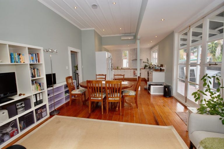 Photo of property in 1/20 Sulphur Beach Road, Northcote Point, Auckland, 0627