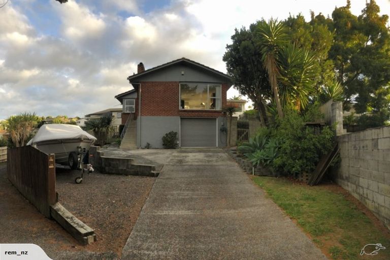 Photo of property in 8 Halcombe Place, Green Bay, Auckland, 0604