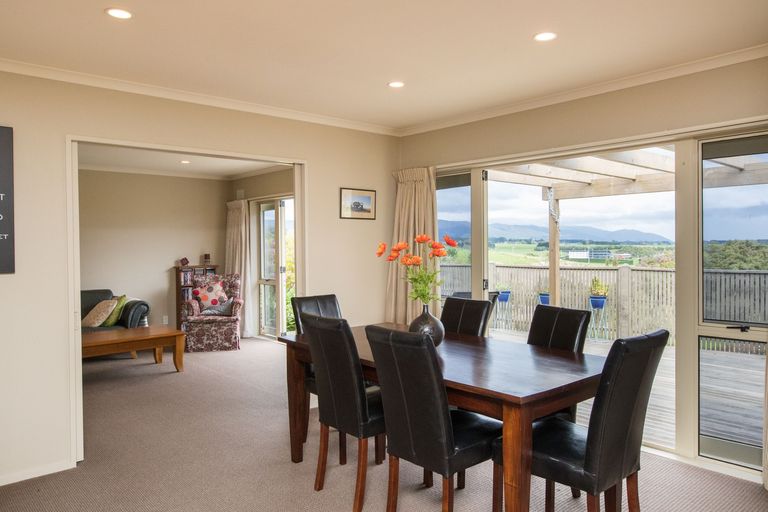 Photo of property in 6 Kea Place, Fitzherbert, Palmerston North, 4410