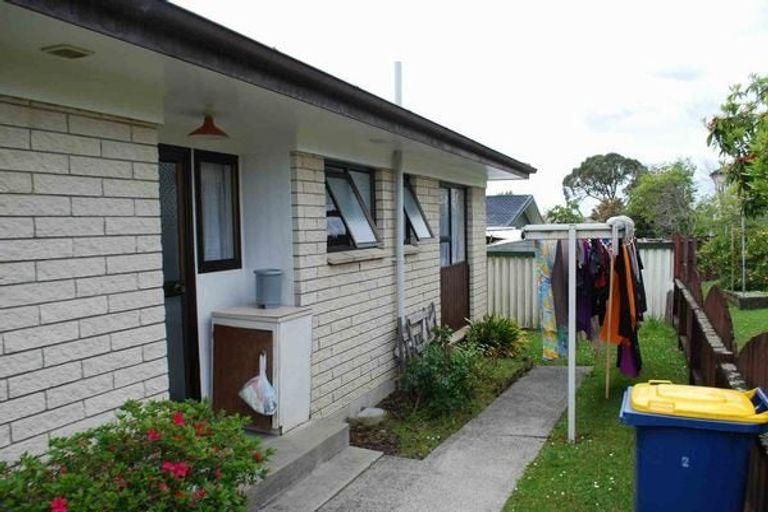 Photo of property in 2 Darlington Place, Glendene, Auckland, 0602