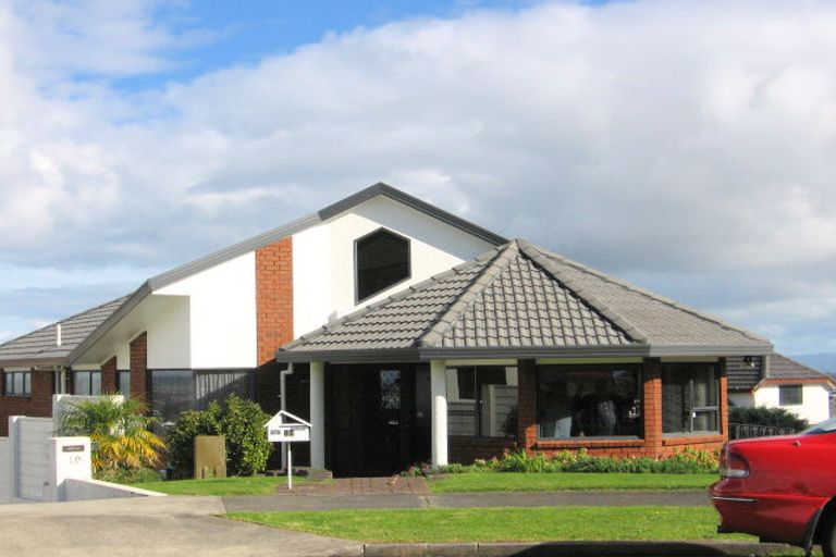 Photo of property in 15 Lobelia Rise, Goodwood Heights, Auckland, 2105