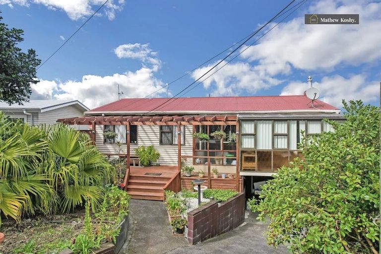 Photo of property in 17 Tiroroa Avenue, Te Atatu South, Auckland, 0610