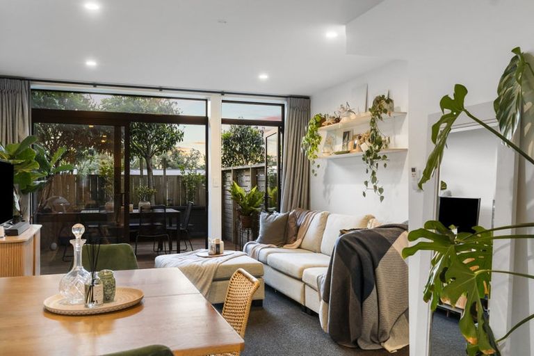 Photo of property in 12/15 Chivalry Road, Glenfield, Auckland, 0629