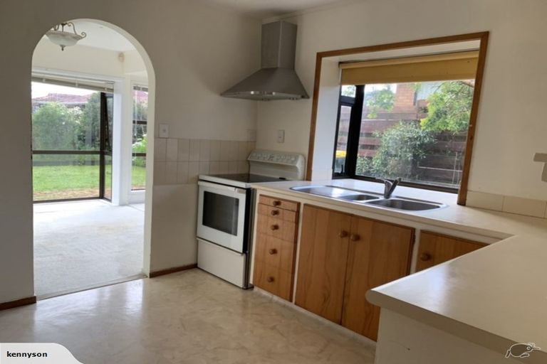 Photo of property in 2/14 Galloway Crescent, Farm Cove, Auckland, 2012