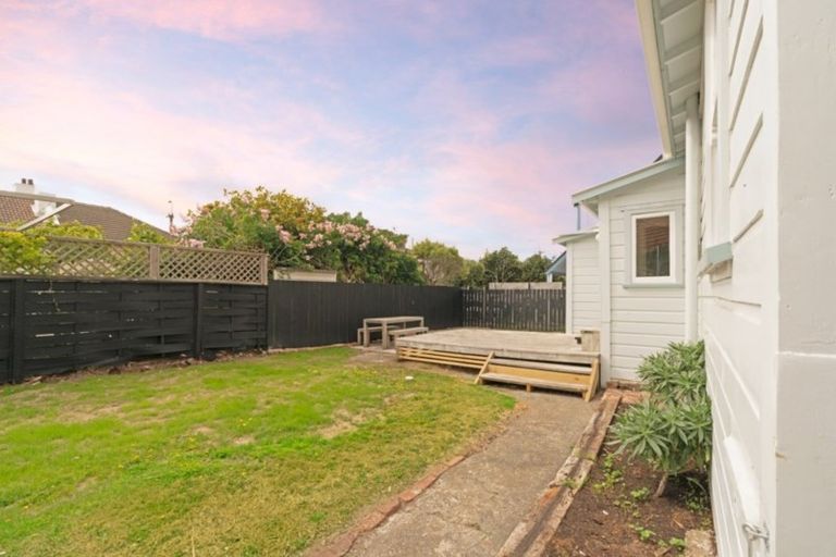 Photo of property in 225 Sutherland Road, Lyall Bay, Wellington, 6022