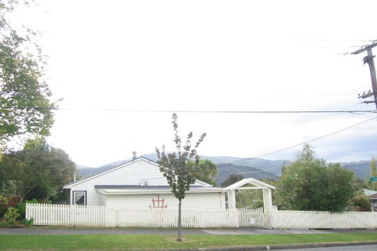 Photo of property in 11 Pempsey Street, Silverstream, Upper Hutt, 5019