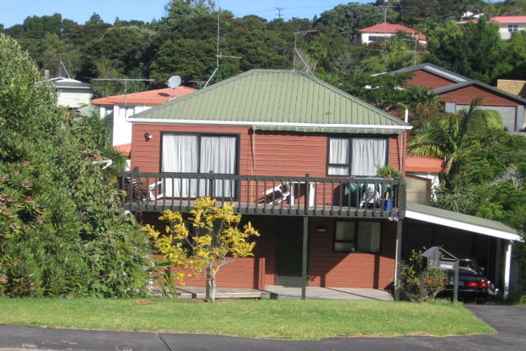 Photo of property in 1/26 Greenvalley Rise, Glenfield, Auckland, 0629