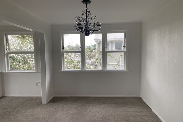 Photo of property in 25 Selwyn Crescent, Forrest Hill, Auckland, 0620