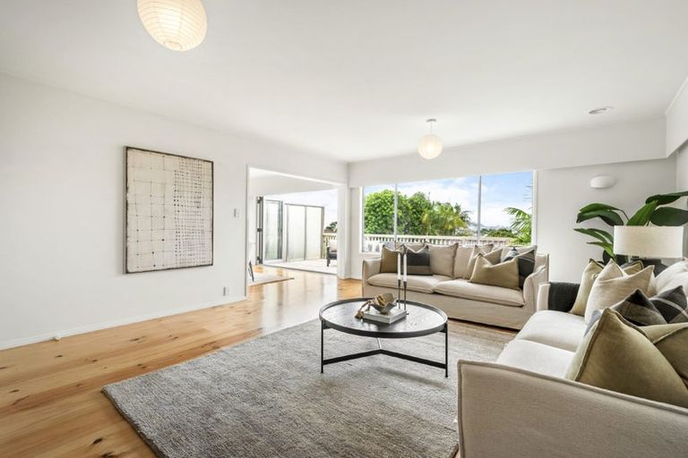 Photo of property in 14 Holdaway Avenue, Northcote, Auckland, 0627