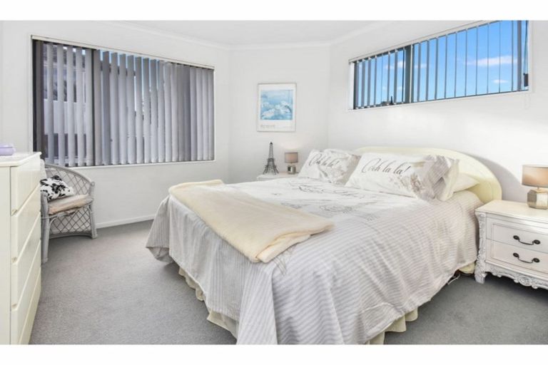 Photo of property in 2/11 The Rosebowl, Sunnyhills, Auckland, 2010