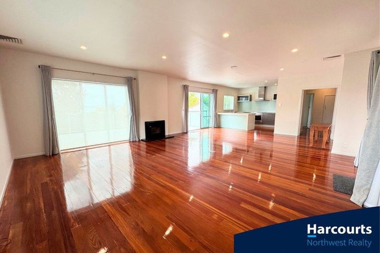 Photo of property in 86 Wiseley Road, West Harbour, Auckland, 0618