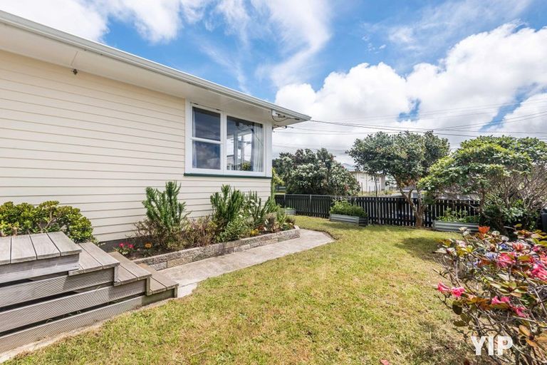 Photo of property in 5 Catherine Crescent, Paparangi, Wellington, 6037