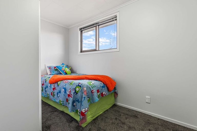 Photo of property in 11c Bamboo Grove, Kelston, Auckland, 0602