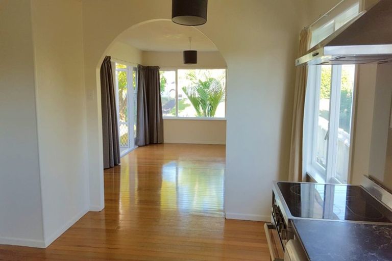 Photo of property in 2/30 Elliott Avenue, Bayview, Auckland, 0629