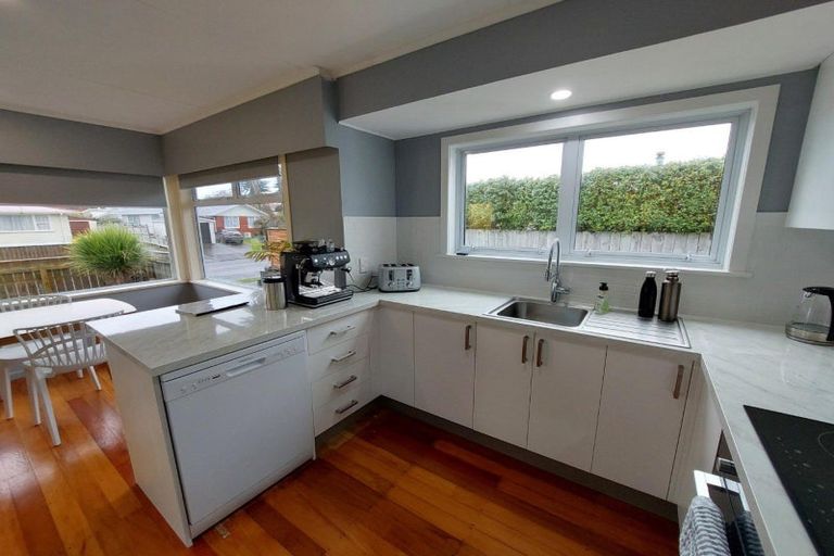 Photo of property in 8 Riversdale Drive, Merrilands, New Plymouth, 4312