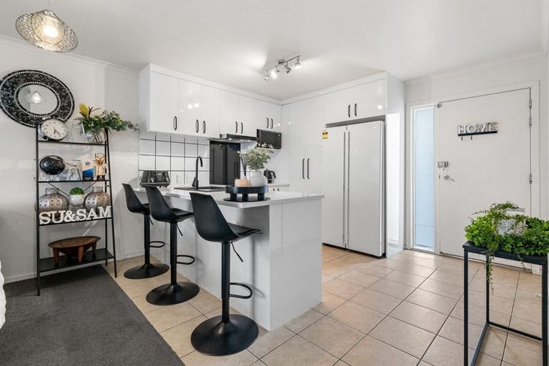 Photo of property in 14/12a Tironui Station Road East, Papakura, 2112