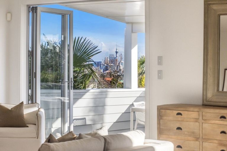 Photo of property in 7 Maleme Avenue, Belmont, Auckland, 0622