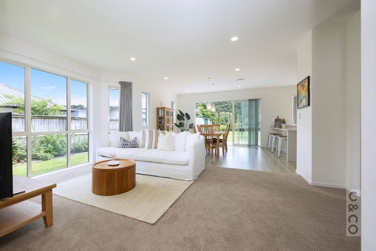 Photo of property in 16 Fruitlands Road, Kumeu, 0810