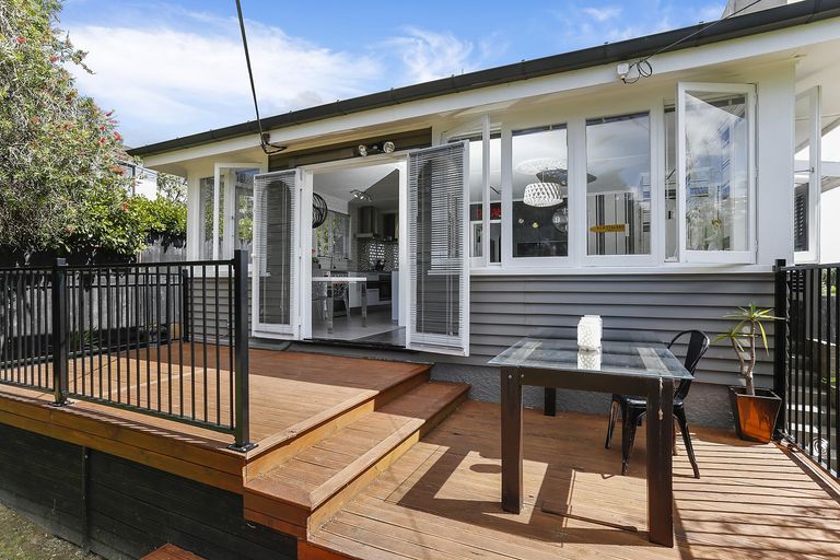 Photo of property in 55 Cliff View Drive, Green Bay, Auckland, 0604